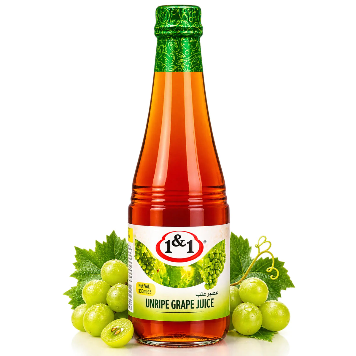Flaska druvsaft med grön kapsyl och etikett, omgiven av gröna vindruvor.