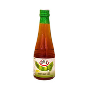 Flaska med Aab Ghoureh sura druvor juice 1&1, orientalisk dryck på vit bakgrund.