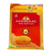 Aashirvaad fullkornsvetemjöl 5 kg med bild på bröd och vetekorn, indisk mjölprodukt.
