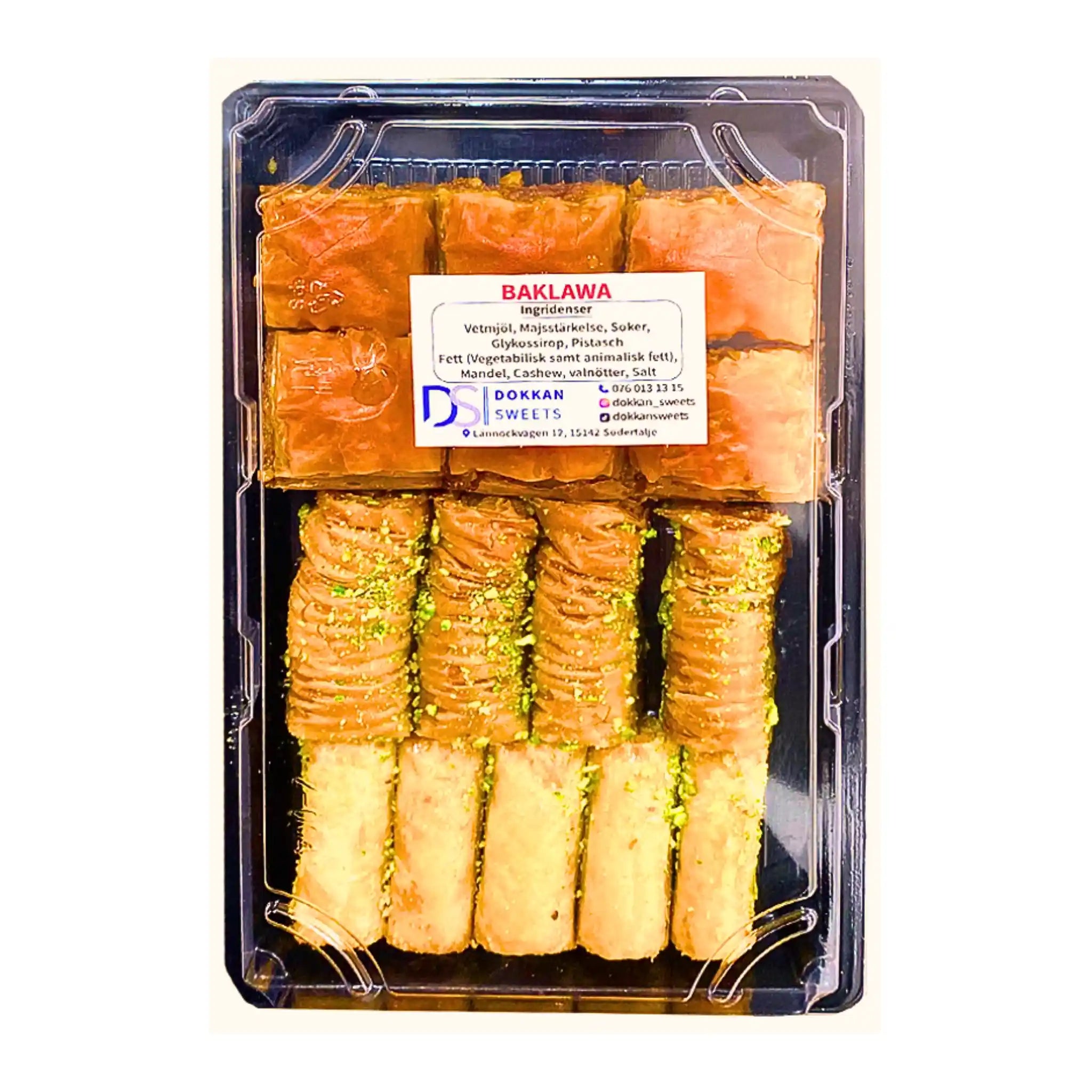 Baklava i plastförpackning, mix av pistage och nötter, orientaliskt sött bakverk.