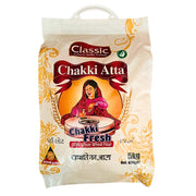 Påse med Classic Chakki Atta fullkornsmjöl 5 kg med illustration av kvinna som maler vete.