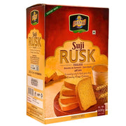 Deepak Suji Rusk 600g kartong, skivor av knäckebröd utan ägg, te och vetestrån mot vit bakgrund