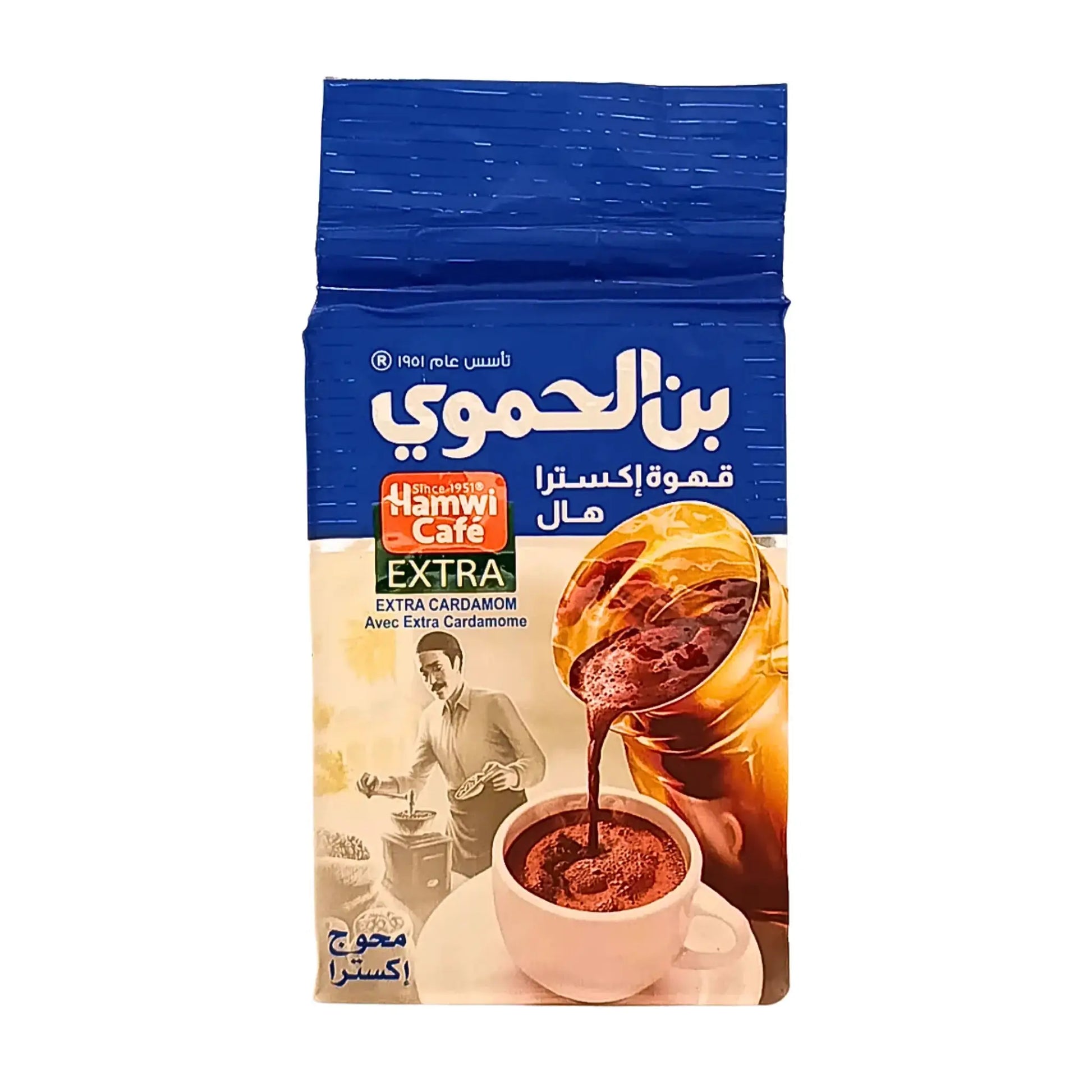 Kaffepaket Hamwi Extra Kardemumma 180g, blå förpackning med kaffe som hälls i kopp