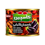 Burk med grillade auberginer, konserverad aubergine med etikett i grönt och rött