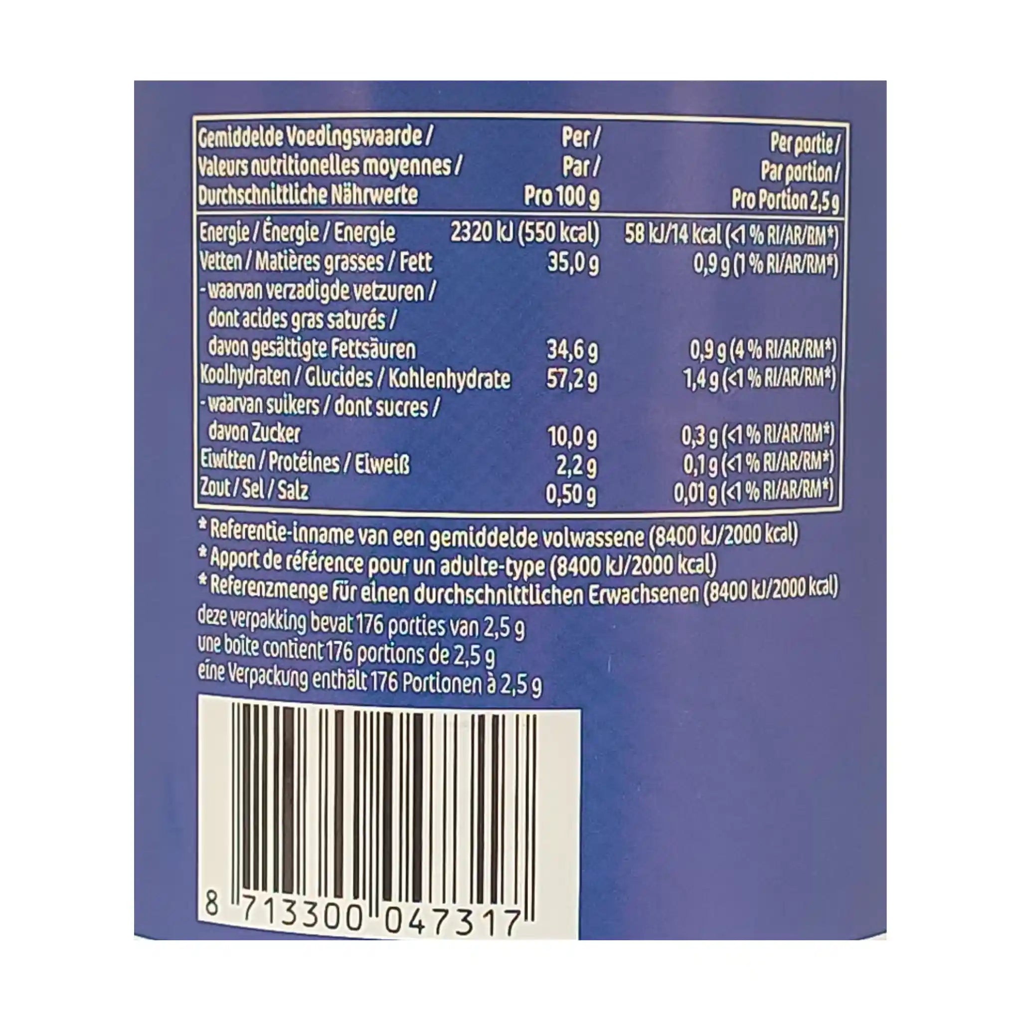 Närbild av näringsvärdestabell och streckkod på baksideetikett av pulverprodukt.