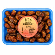 Dadlar (Khudri) från Madinah Delight i blå bricka, 430 g mörkbruna.