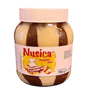 Stor burk med randig hasselnötskräm duo, 750g, med etikett 'Nusica Hazelnut Duo'.
