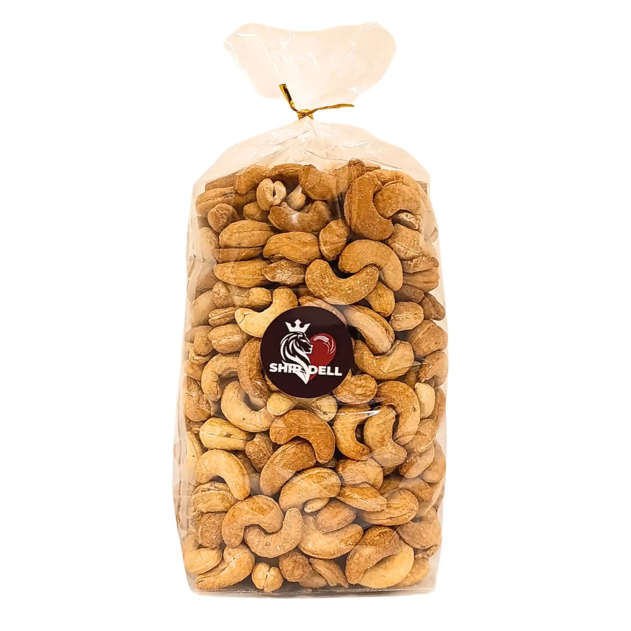Rostade cashewnötter i stor genomskinlig plastpåse, cashewnötter 1 kg