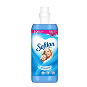 Softlan sköljmedel 1 liter blå flaska, etikett med leende kvinna och barn, vindfräsch doft.