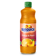 Flaska Sunquick apelsin och persika saftkoncentrat 700ml med grön kork, fruktbilder på etiketten.