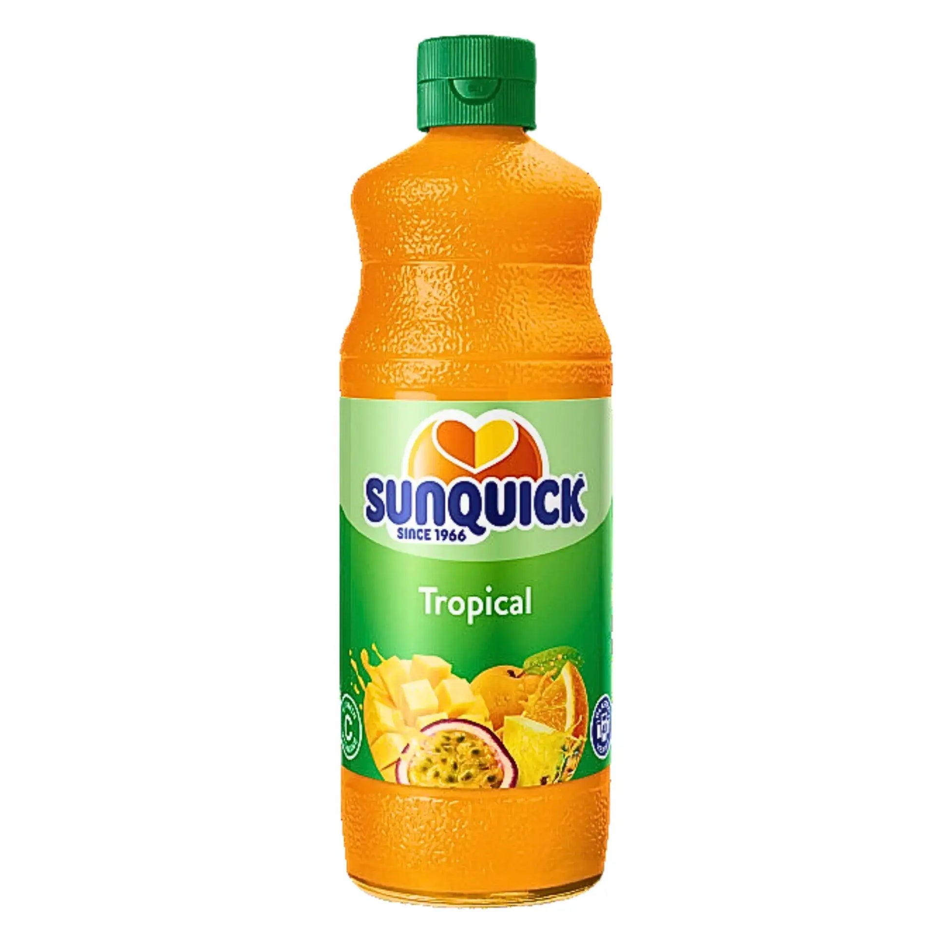 Sunquick Tropical 700 ml saftflaska med tropiska frukter på etiketten, isolerad mot vit bakgrund
