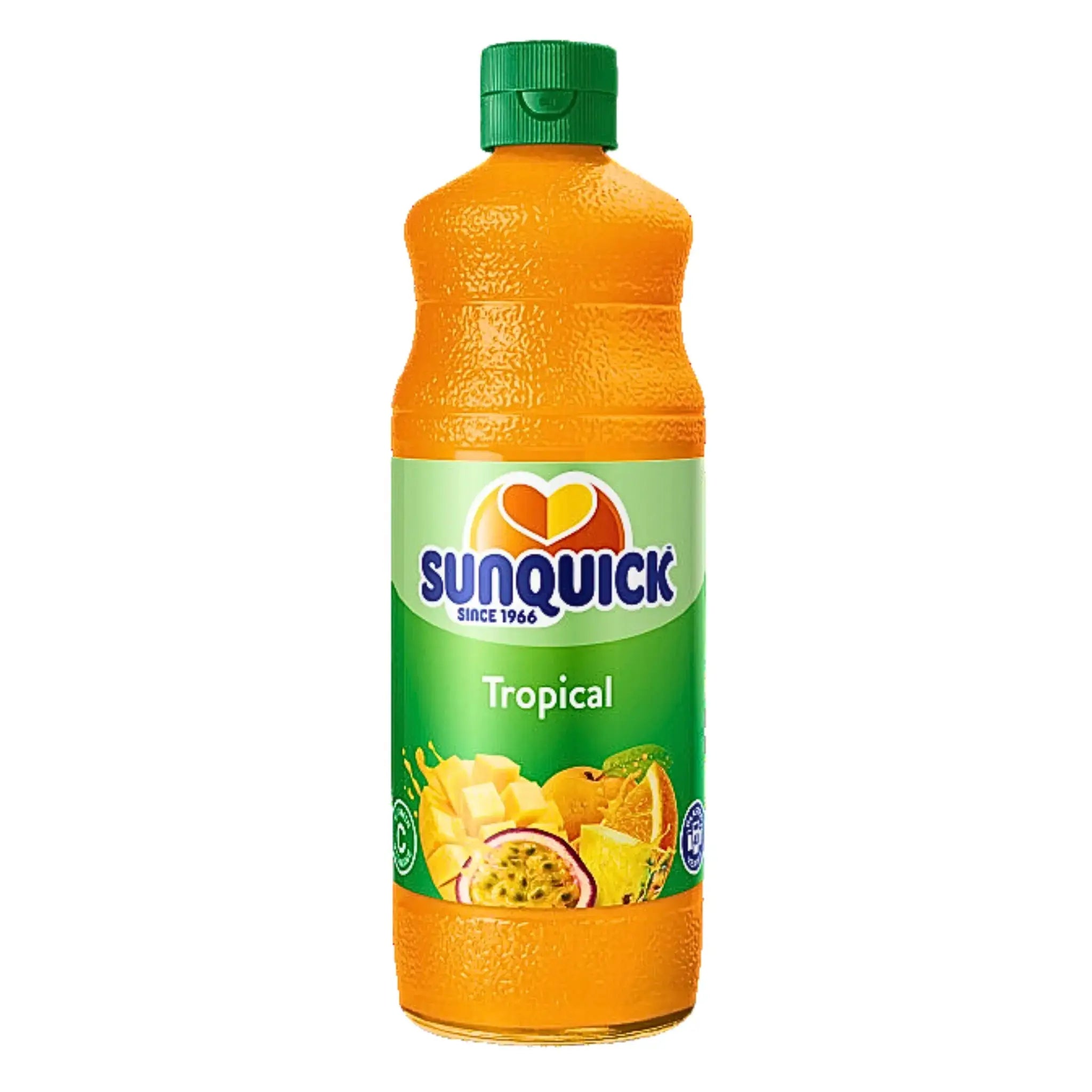 Sunquick Tropical 700 ml saftflaska med tropiska frukter på etiketten, isolerad mot vit bakgrund