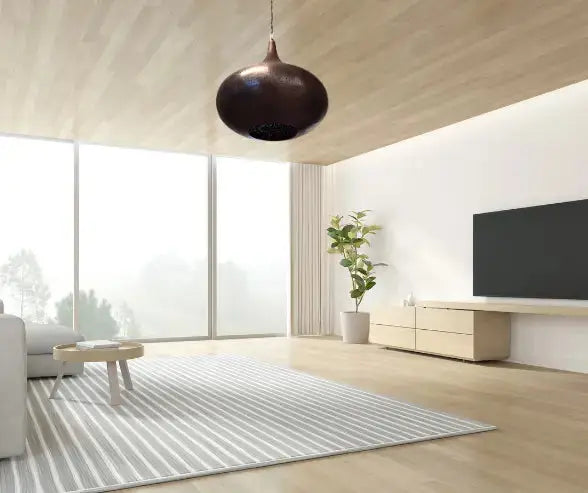 Modern vardagsrum med stor fönstervägg, takhängd orientalisk lampa och minimal inredning